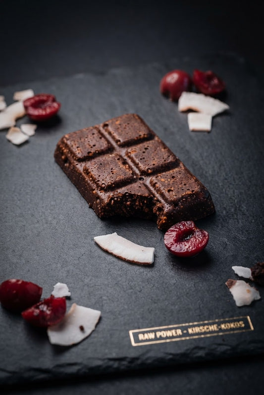 Veganer Energieriegel mit Kokosnuss und Kirsche