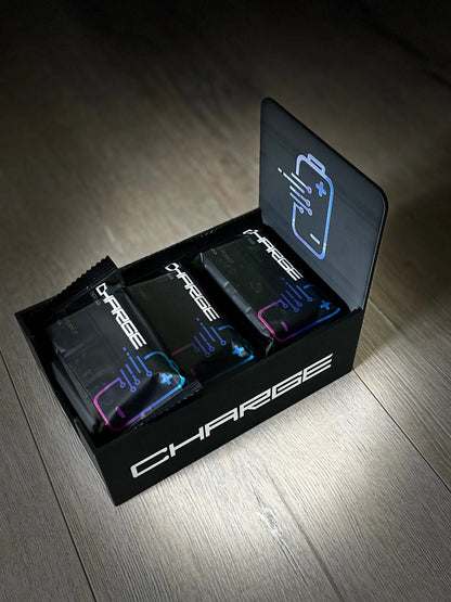 "Charge Energie Riegel in der Geschmacksrichtung Kokosnuss Kirsche / Cocos Cherry – zuckerfrei, glutenfrei, vegan mit Koffein. Perfekt für Rennradfahrer, Motorradfahrer, Wanderer und Skifahrer, um unterwegs schnell Energie zu tanken."