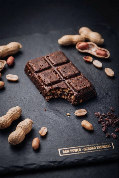 Veganer Energieriegel mit Erdnuss und Schokolade, schmeckt wie ein Snickers nur in gesund