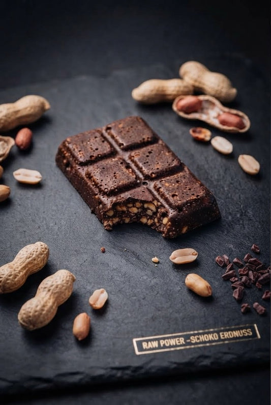Veganer Energieriegel mit Erdnuss und Schokolade, schmeckt wie ein Snickers nur in gesund